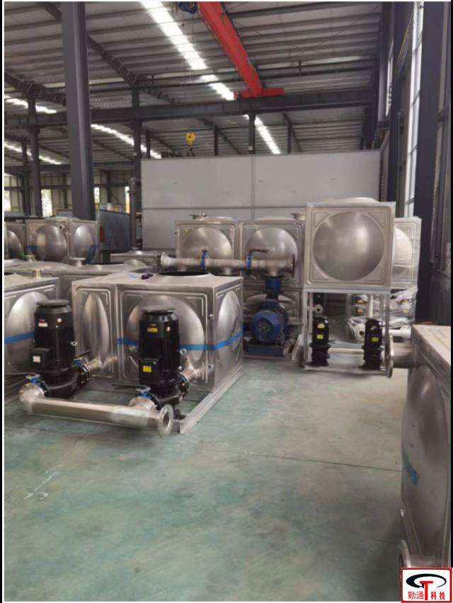 复合流闭式冷却塔的维护保养需从多个方面进行系统性管理。日常检查应重点关注喷淋系统水质状态，如发现发黄、发稠或发粘现象需及时更换新水，同时清除进水过滤网上的树叶、淤泥等杂质，确保水流畅通。每周需清理集水槽内污垢及残渣，检查喷水下落水帘的均匀性，避免局部散热不均。紧固件松动情况需定期排查，防止设备振动导致部件移位。外观检查需留意塔体四周是否存在漏水、腐蚀或变形现象，风叶上不得有杂物阻挡。电气系统维护包括控制柜密封性检查、电机电流监测以及皮带松紧度调整，确保各部件处于正常工作状态。北方地区冬季需及时更换防冻液，夏季建议使用纯净水或脱盐水以提升冷却效率。换热器保养需特别关注外部结垢问题，可采用化学药剂清洗或物理敲打方式处理，严重时需更换新换热器。所有维护操作应建立详细记录，便于追踪设备状态变化。停机时需对传动部件、填料及阀门进行防水防锈保护，延长设备使用寿命。定期清洁塔体内部及外部表面，保持干燥环境，防止水垢和细菌滋生。维护过程中必须切断电源并悬挂警示标识，确保操作安全。